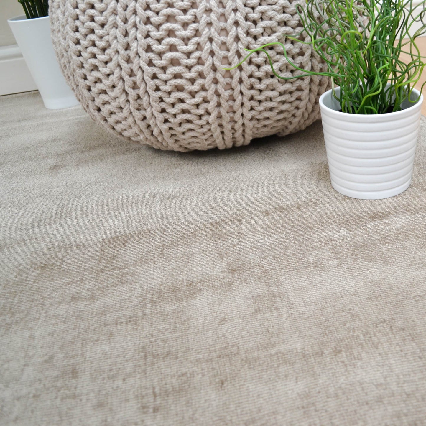 Blade Plain Modern Vintage Distressed Rugs in Mocha
