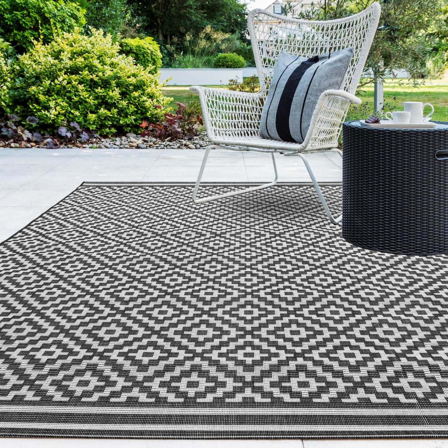 Patio Diamond PAT12 Geometric Indoor Outdoor Rugs in Black White