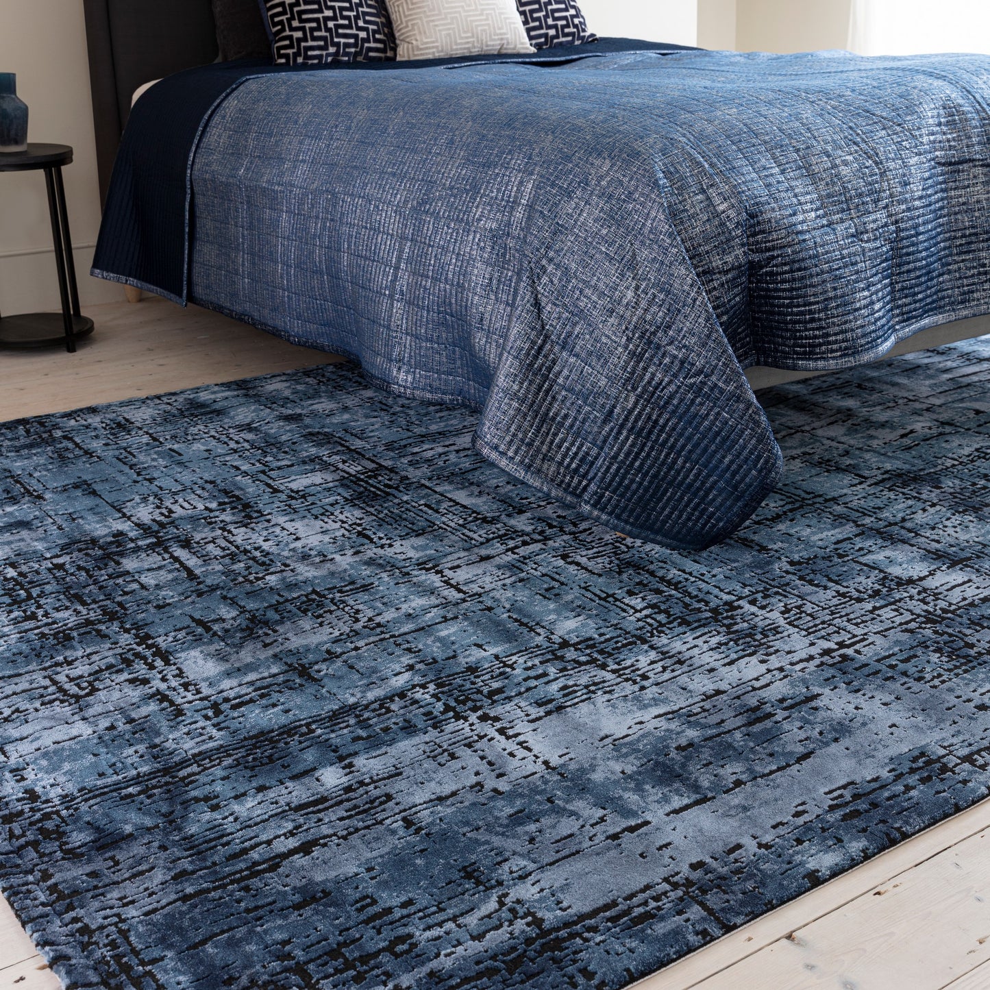 Kuza Abstract Modern Distressed Rug in Navy Blue