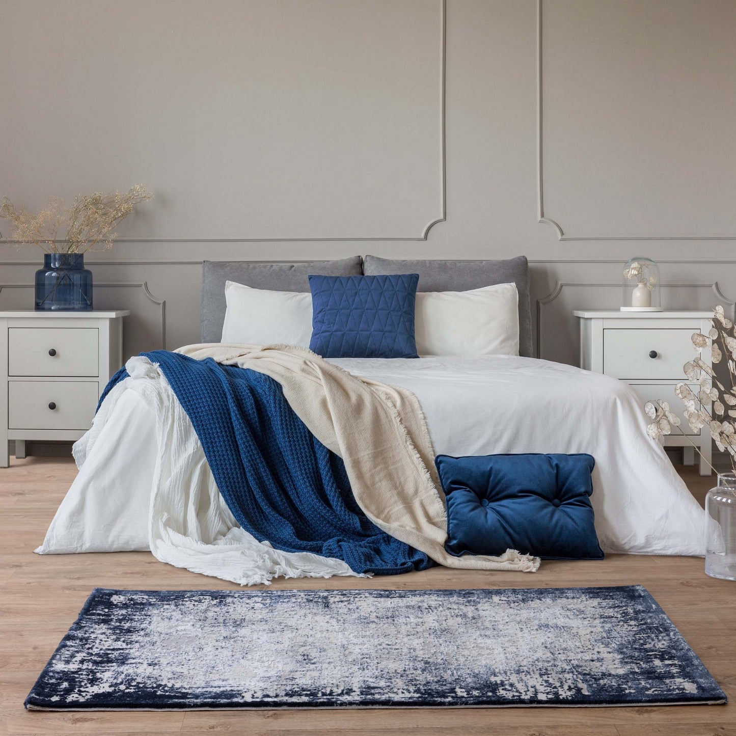 Kuza Border Modern Distressed Rug in Navy Blue