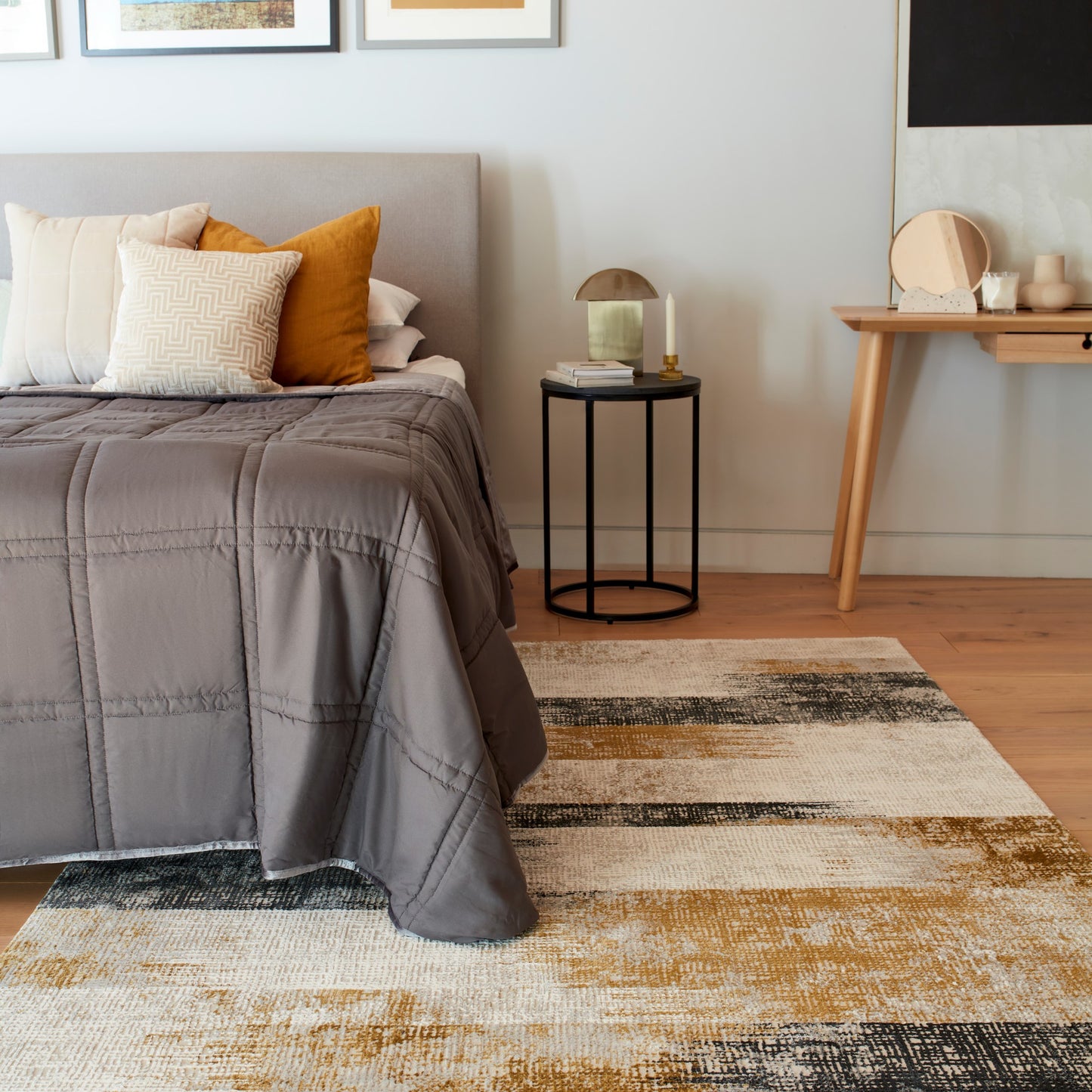 Kuza Lines Modern Distressed Rug in Gold