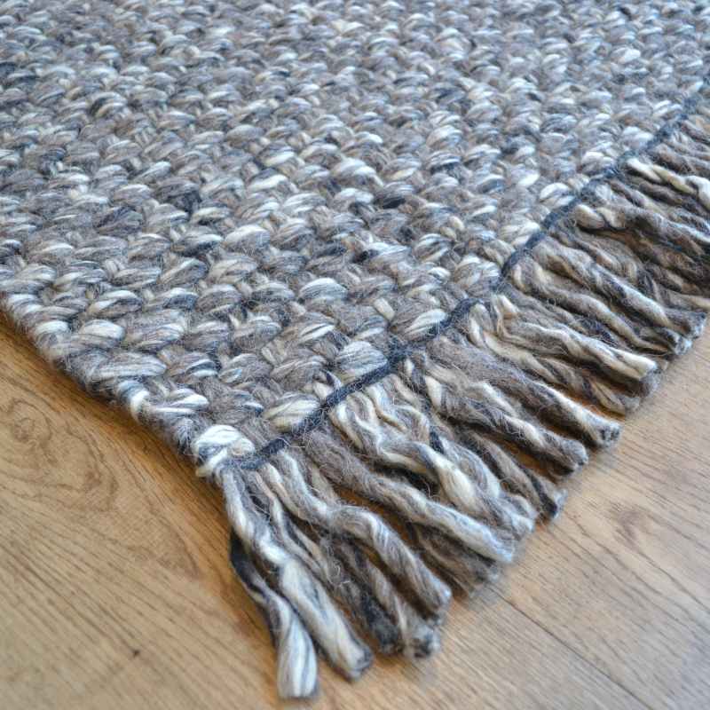 Bergen Plain Tassel Wool Rugs in Charcoal Grey