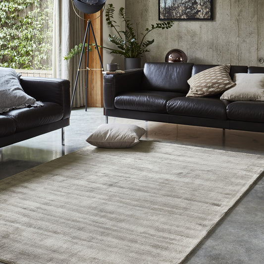 Blade Plain Modern Vintage Distressed Rugs in Moleskin Brown
