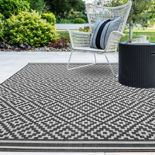 Patio Diamond PAT12 Geometric Indoor Outdoor Rugs in Black White