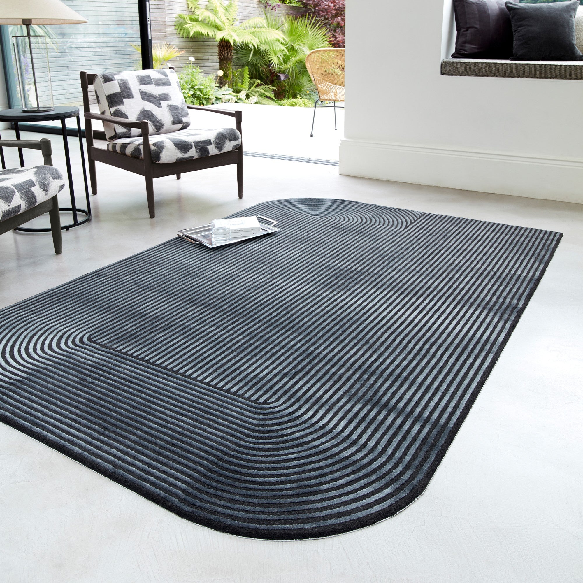 Kuza Shape Abstract Stripe Modern Rugs in Black Navy – The Rug Seller